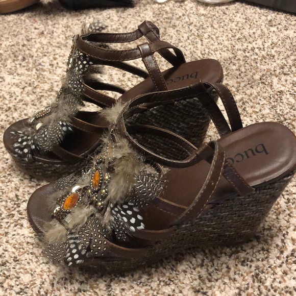 Super trendy brown and feathered wedges - Picture 3 of 4